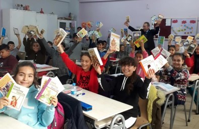 GAÜN Öğrencilerinden Yazıkent Mürşide Akçay Ortaokulu'na Kütüphane