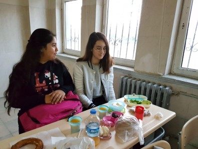 Hacı Mustafa Müdüroğlu Ortaokulu'nda Kahvaltı