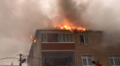 İstanbul'da 3 Katlı Binanın Çatısında Korkutan Yangın