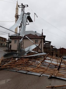 Konya'da Şiddetli Rüzgar Çatıları Uçurdu