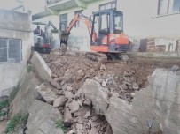 İSTİNAT DUVARI - Kuşadası'nda Şiddetli Fırtına