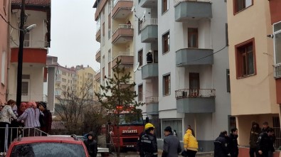 Tosya'da 3 Katta Çıkan Yangında Yaşlı Kadın Pencereden Atladı