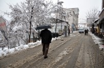 KAR TEMİZLEME - Tunceli'de Kar Yağışı Etkili Oldu, 242 Köy Yolu Kapandı