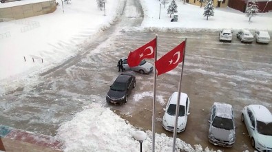 Adana'da Kar Yolları Ulaşıma Kapattı