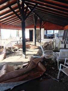 Akçakoca'da Şiddetli Fırtına İş Yerlerine Zarar Verdi