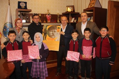 Başkan Arslan, Yabancı Dil Öğrencilerine İngilizce Okuma Seti Hediye Etti