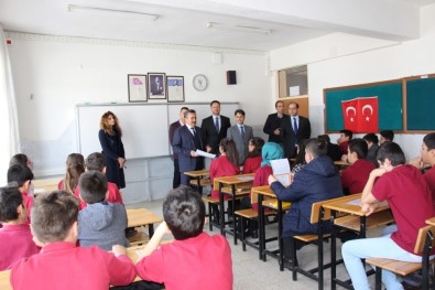 Başkan Tutal Ve Kaymakam Erdoğan Öğrencilerin Karne Heyecanına Ortak Oldu