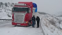 TIR ŞOFÖRÜ - Buzlu Yolda Tırlar Makas Yaptı, Şoförler Çalışma Olmadığı İçin İsyan Etti