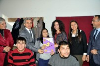 İBRAHIM KÜÇÜK - Güzelköy Özel Eğitim Merkezi Öğrencileri Karnelerini Kaymakamdan Aldı