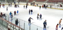 KARNE HEDİYESİ - Karneyi Alan Buz Pistine Koşacak