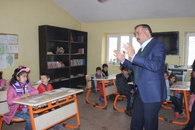 Kaymakam Demirel, Köy Okulunda Karne Dağıttı