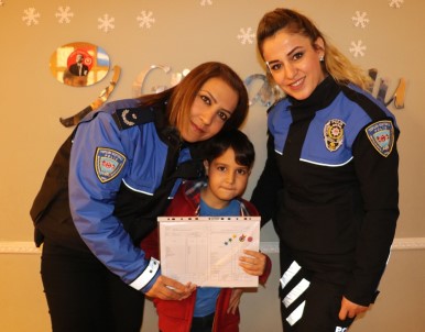 Polislerin Elinden Yemek Yiyen Yağız Karnesini De Polislerden Aldı