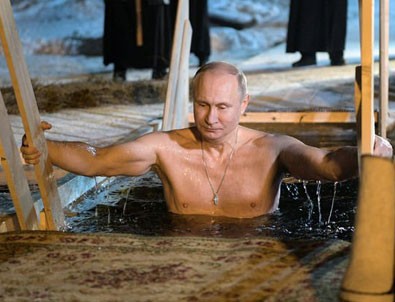 Putin buz gibi havada göle girdi!