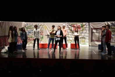 Söğüt Anadolu Lisesi Öğrencileri 'Ah Şu Gençler' Adlı Oyunu Sahnelediler