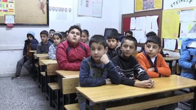 Suriyeli Çocuğun Karne Sevinci