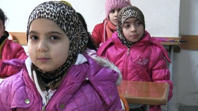 Suriyeli Kardeşlerin Buruk Karne Sevinci