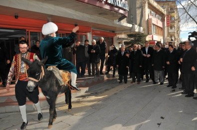 Temsili Nasreddin Hoca İstanbul'daki EMITT Fuarına Karakaçan'a Ters Binip Gitti
