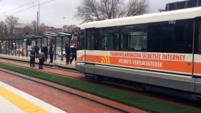 Tramvayın Çarptığı Polis Memuru Yaralandı