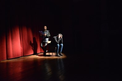 Yeşilyurt Belediyesi Tiyatrosu 'Kayıp Hayatlar' Oyununu Sahneledi