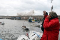 İŞ SAĞLIĞI - Zonguldak Limanı Dev Dalgalara Teslim Oldu