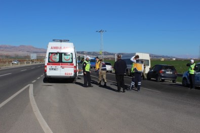 Ambulans İle Otomobil Çarpıştı Açıklaması 2 Yaralı