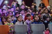 KIRTASİYE MALZEMESİ - Beyoğlu'nda Suriyeli Çocukların Yüzü Sosyal Market'le Güldü