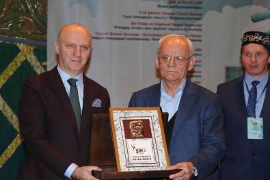 Eskişehirli Şair Ve Yazar Mustafa Özçelik'e Uluslararası Ödül