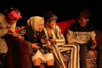 KUŞADASI BELEDİYESİ - Kuşadası Belediye Tiyatrosu 'Çocukların Dünyası'nı Sahneye Koydu