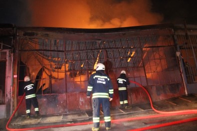 Marangozhanede Çıkan Yangın Beraberinde 3 Dükkana Zarar Verdi