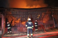Marangozhanede Çıkan Yangın Beraberinde 3 Dükkana Zarar Verdi