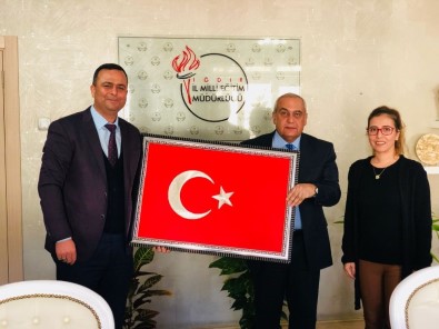 Müdür Aydoğdu'ya Türk Bayrağı Hediye Edildi