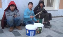 Taksim'de Yoğurt Kabıyla Müzik Yapan Çocuğa Vatandaşlardan Yoğun İlgi