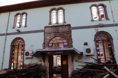 Rize'de Tarihi Cami Parça Parça Sökülüyor