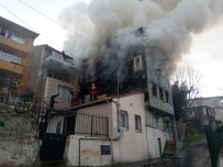 ÇÖKME ANI - Üsküdar'da Ahşap Bina Alev Alev Yandı