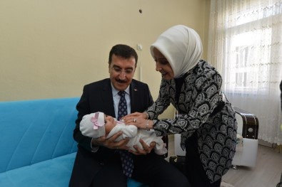 Bakan Tüfenkci'den 'Hayat Seninle Güzel' Projesinin 10 Bininci Bebeğine Anlamlı Ziyaret