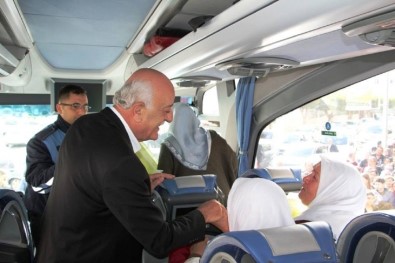 Başkan Seyfi Dingil, Umreye Giden Vatandaşları Uğurladı