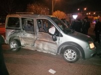 Konya'da Tramvayla Hafif Ticari Araç Çarpıştı Açıklaması 3 Yaralı