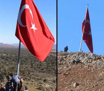 Köylüler Afrin Sınırına Dev Türk Bayrağı Astı