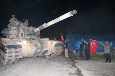 Köylüler Askerleri Bayrakla Karşılayıp Duayla Uğurladı