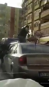 Öfkeli Sürücü Otomobilin Üzerine Çıkıp Tekmelerle Ön Camını Kırdı