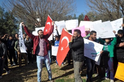 Suriyeliler Sınırda YPG'yi Protesto Etti