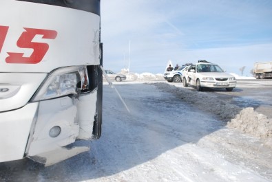 Tipi Ve Buzlanma Sonucu Otomobil Otobüsle Çarpıştı Açıklaması 1 Yaralı