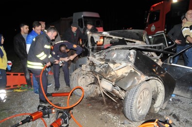 Traktör Römorkuna Çarpan Otomobil Hurdaya Döndü Açıklaması 3 Yaralı
