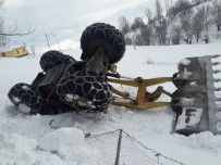 KAR TEMİZLEME - Bingöl'de 241 Köy Yolu Açılırken, Bir İş Makinesi Şarampole Yuvarlandı