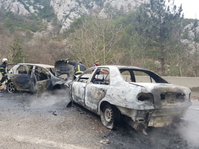 Bursa'da İki Otomobil Alev Alev Yandı, Faciadan Dönüldü Açıklaması 8 Yaralı