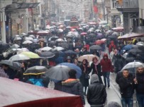 İLGİNÇ GÖRÜNTÜ - İstiklal Caddesi'nde Şemsiyeli Vatandaşların İlginç Görüntüsü