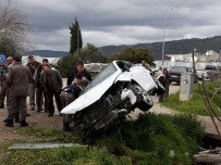 DİKKATSİZLİK - Kumluca'da Trafik Kazası Açıklaması 2 Yaralı