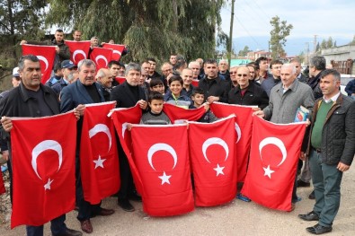 Sınırın Sıfır Noktasında Vatandaşlara Türk Bayrağı Dağıtıldı