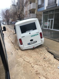 Yolcu Minibüsü Çöken Yola Saplandı