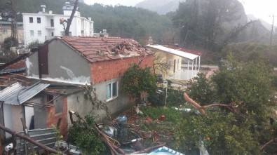 Antalya'da Şiddetli Fırtına Ve Hortum